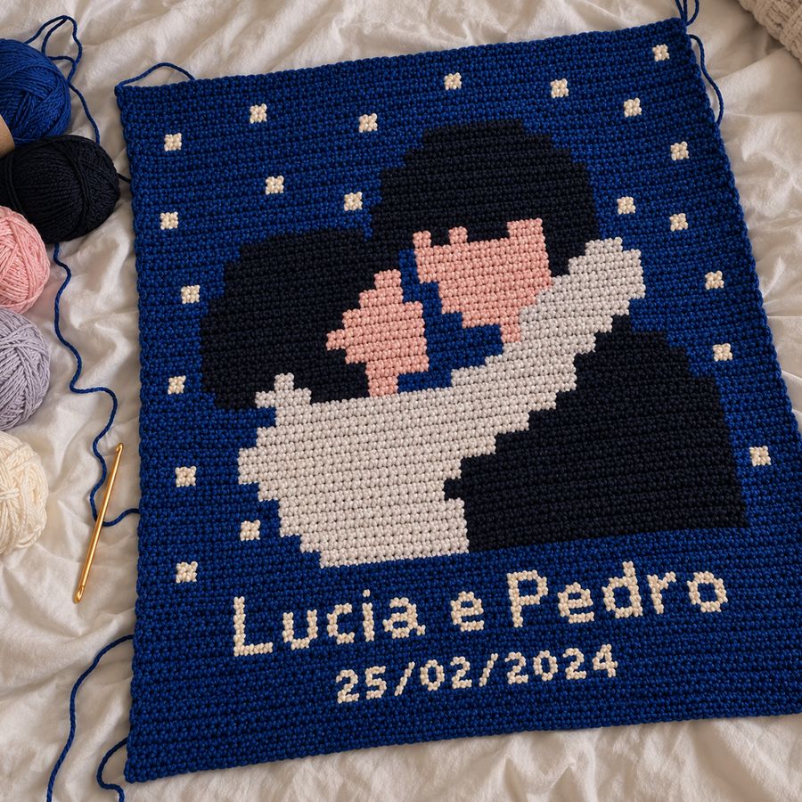 Pieza de crochet con la pareja, los nombres y la fecha de la boda