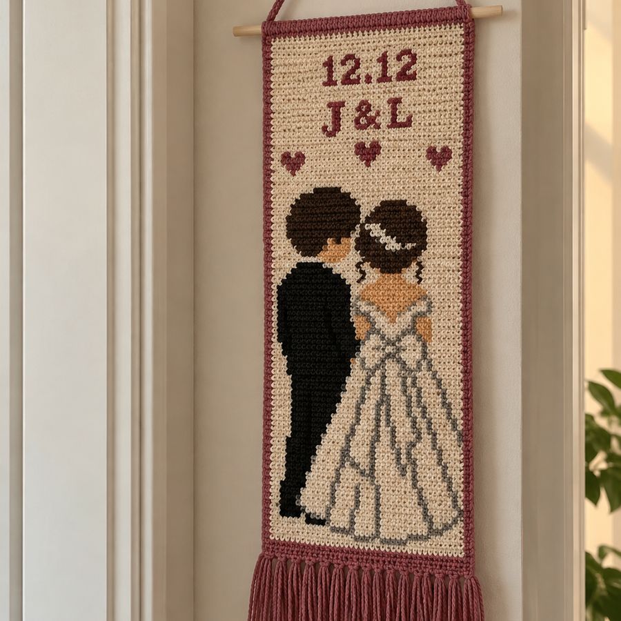Pieza de crochet de boda con la fecha y las iniciales de la pareja